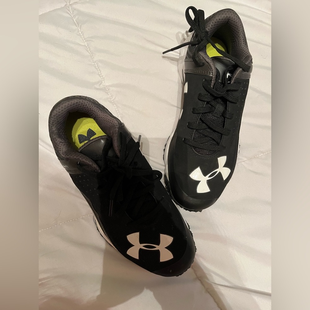 ✨Under Armour workout/tennis shoe black and white size 6.5!✨